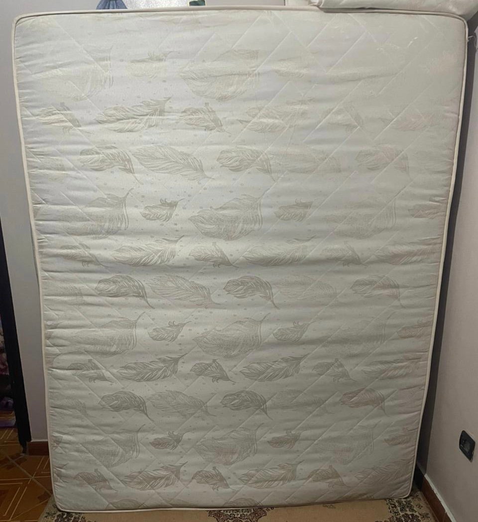 سرير رائع مرتبة للنوم بحالة ممتازة Great bed mattress in excellent conditio